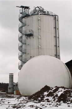 Single phase silo reactor and biogas storage.